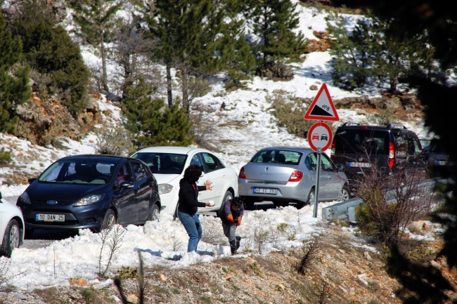 Muğla'da kar ve deniz keyfini bir arada yaşadılar